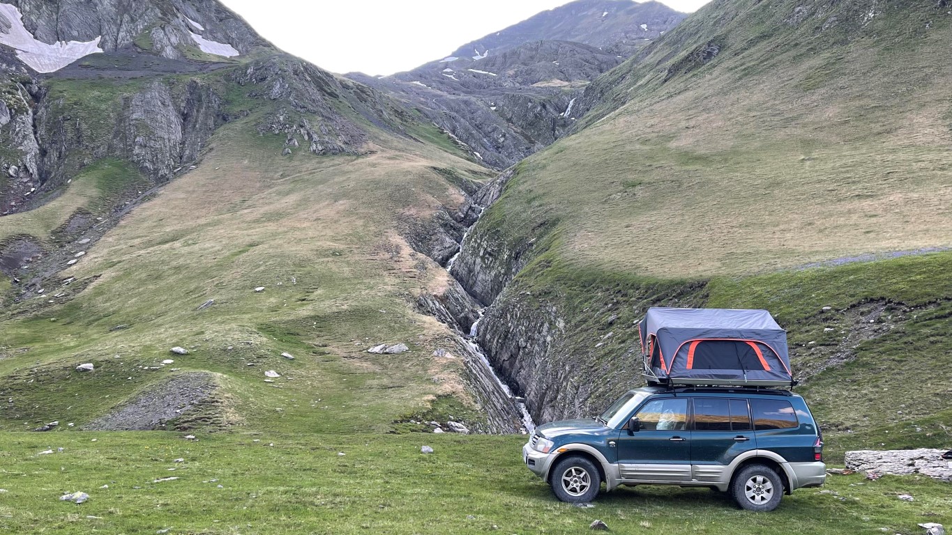 Sfeerafbeelding Met%204wd%20landcruiser%20met%20daktent%20door%20Georgie